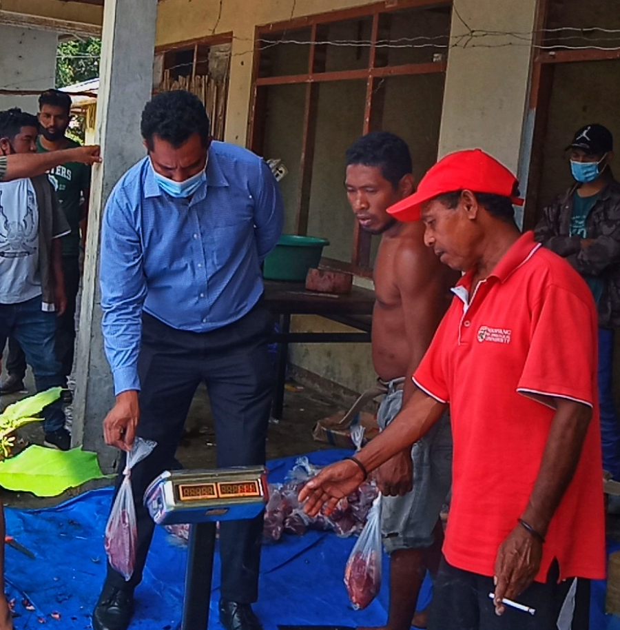 vise Ministru Komérsiu Industria Domingos Lopes Antunes iha fatin tetu na'an iha suai Loro, Covalima (10/2). Foto Tempo Timor.